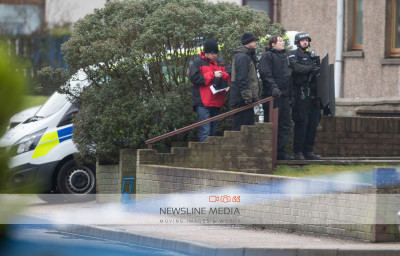 ARMED POLICE SCOTLAND OFFICERS IN ATTENDANCE AT A FLAT IN MEETHILL PLACE, PETERHEAD , ABERDEENSHIRE AFTER A MAN APPEARS TO BE BARRICADED IN ON SUNDAY MORNING PIC DEREK IRONSIDE / NEWSLINE MEDIA